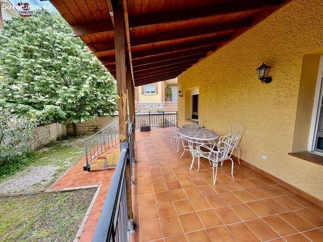 Chalet independiente de 320m2 con 5 dormitorios y 3 baños con garaje para 2 vehículos en soleada par