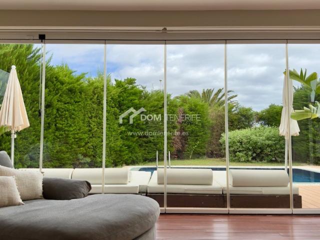 Chalet Independiente de 3 dormitorios en venta en Fanabe 240m² Adeje
