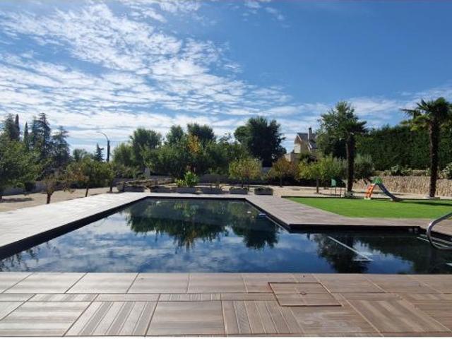 Chalet independiente de una sola planta con piscina y parcela de 2.000 m²