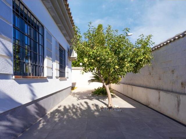 Chalet independiente de una planta completamente reformado en Villas Olivar de Quintos