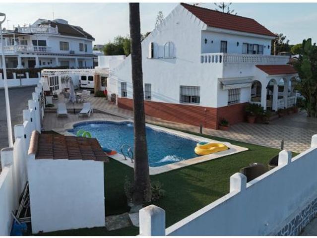 Chalet independiente de esquina con piscina y terraza con vistas al mar en El Rompido Cartaya, Huelv