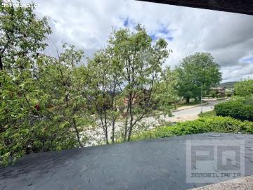 CHALET INDEPENDIENTE DE PIEDRA CON PRECIOSO JARDIN Y AMPLIAS ESTANCIAS