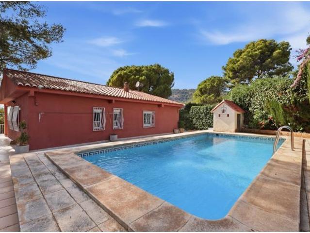 CHALET INDEPENDIENTE EN UNA SOLA PLANTA CON PISCINA Y PARCELA DE 978 M2 EN URBANIZACIÓN PARAÍSO DE N