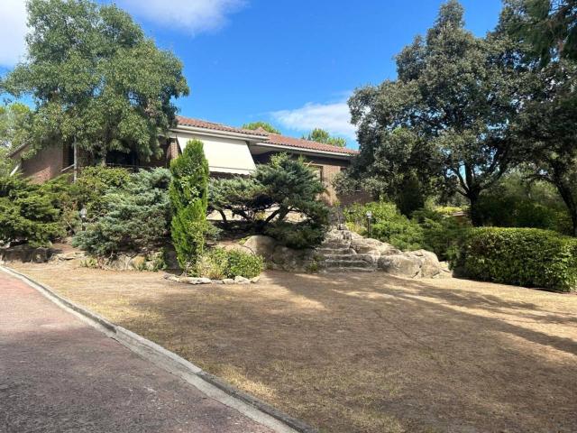 CHALET INDEPENDIENTE EN UNA SOLA PLANTA Y MEDIA EN TORRELODONES