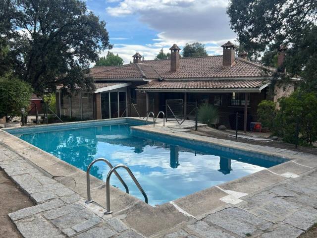 CHALET INDEPENDIENTE EN UNA SOLA PLANTA Y MEDIA EN TORRELODONES