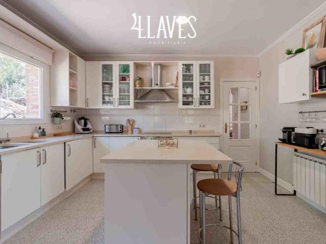 Chalet independiente en venta en Calle del Xunco urbanización La Berzosa