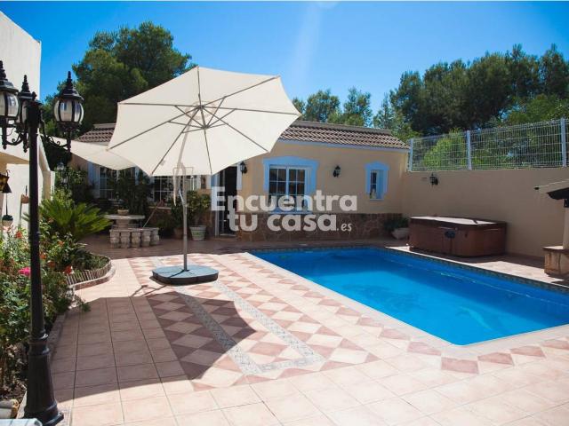 Exclusivo Chalet Independiente en La Nucía: Comodidad en una Planta, Piscina Propia y Vistas a la Montaña