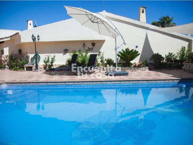 Alquiler de larga temporada | Chalet pareado con piscina privada y casa de invitados | Opción a compra