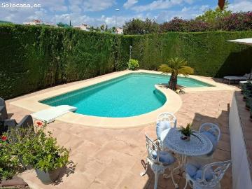 Chalet independiente en Arenales del Sol · 6 hab · 4 baños · Piscina · Garaje