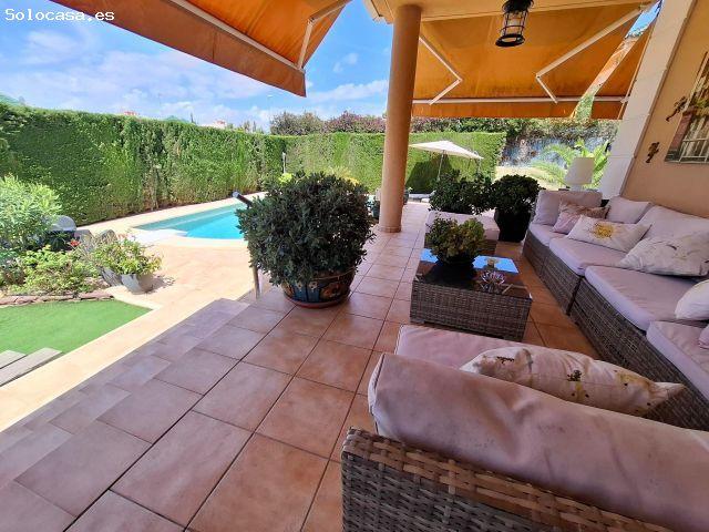 Chalet independiente en Arenales del Sol · 6 hab · 4 baños · Piscina · Garaje