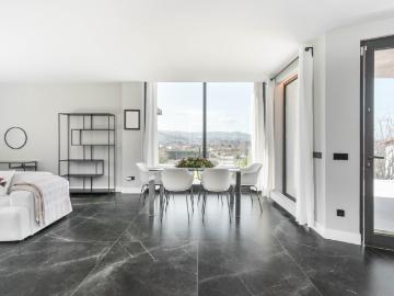 Chalet independiente en Cabueñes con vistas abiertas, casa de invitados y gran parcela con múltiples posibilidades