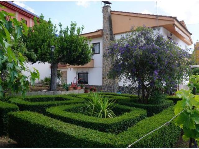 CHALET INDEPENDIENTE EN CAJAR PARCELA 1105 M2 PISCINA PISTA BALONCESTO HUERTO VISTAS A GRANADA