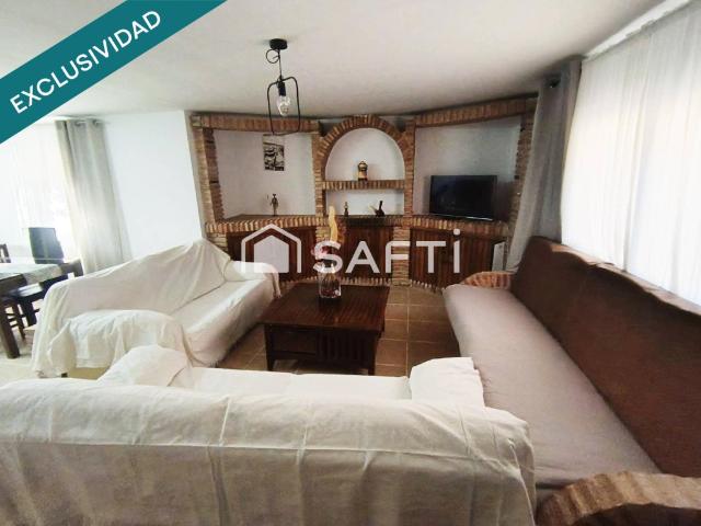 Chalet independiente en Cobisa con 8 dormitorios, piscina y jardín