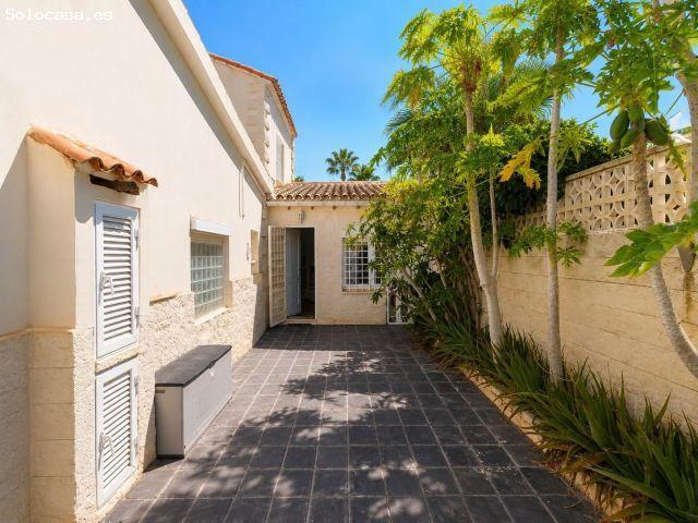Chalet independiente en esquina con piscina, garaje y parcela de 407 m2 junto a Muchavista