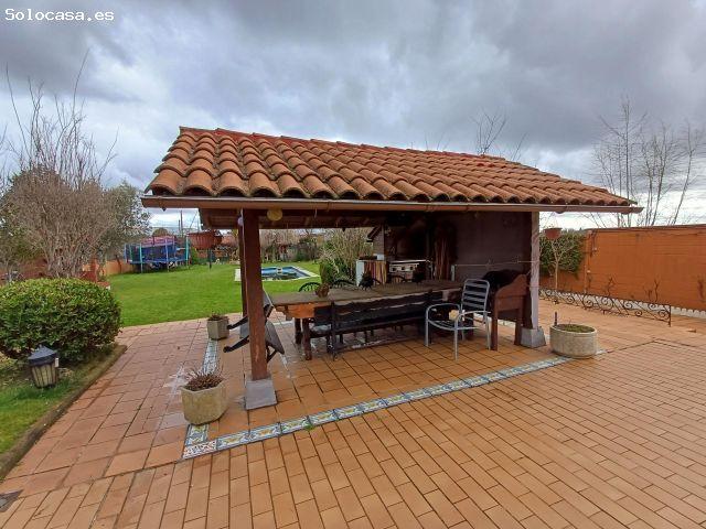 Chalet independiente en parcela privada con jardín y piscina a 8 minutos de León
