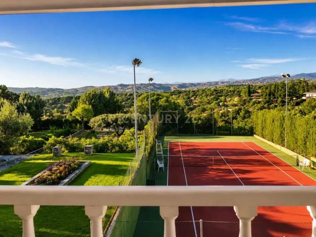 CHALET INDEPENDIENTE EXCLUSIVO EN PARCELA DE 2.500m² | PRIVACIDAD TOTAL + PISCINA + VISTAS A LA SIERRA Y CAMPO DE TENIS