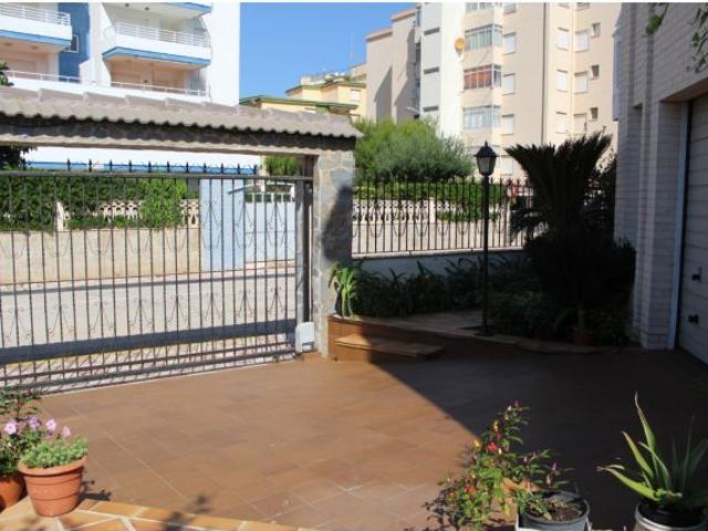 CHALET INDIVIDUAL CON JARDÍN Y PISCINA