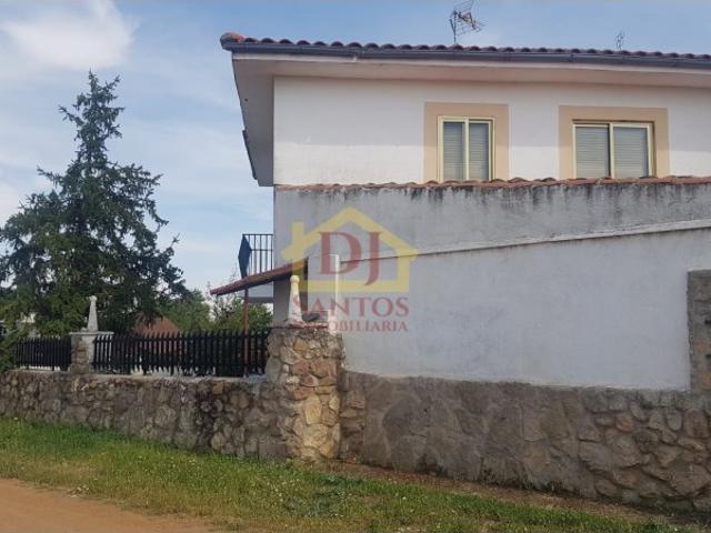 CHALET INDIVIDUAL RUSTICO A TAN SOLO 10 MINUTOS DE SALAMANCA. SE VENDE ALQUILADO CON GARANTÍAS