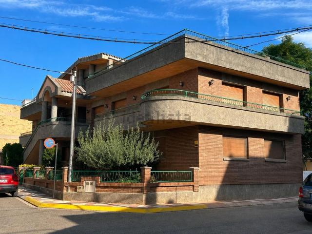Chalet, L&apos Aldea