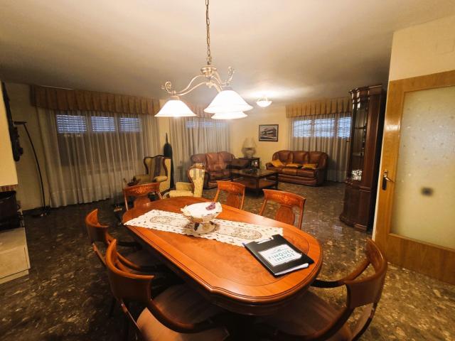 Chalet, L&apos Aldea