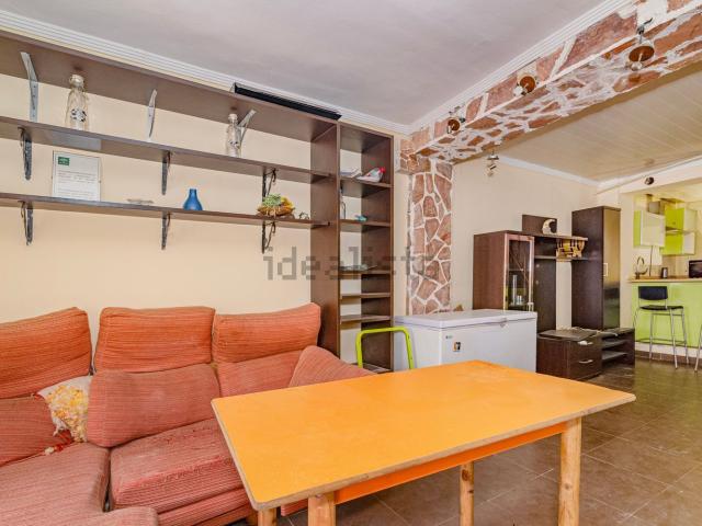 Chalet, Loja