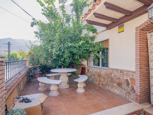 Chalet, Loja