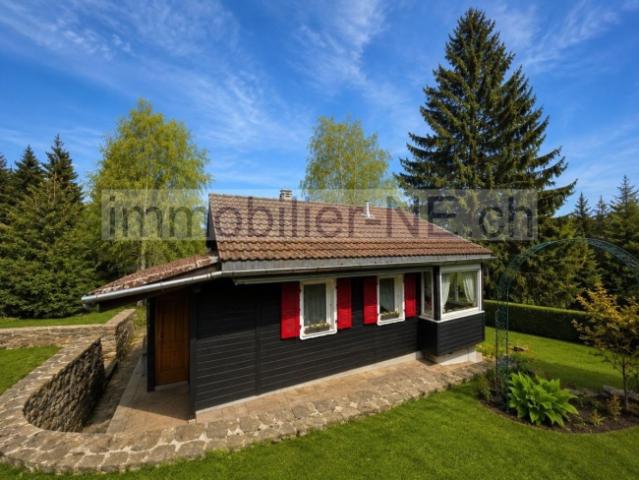 Chalet liegt auf einem großen, sonnigen Grundstück und mit privilegierter Wohnumgebung