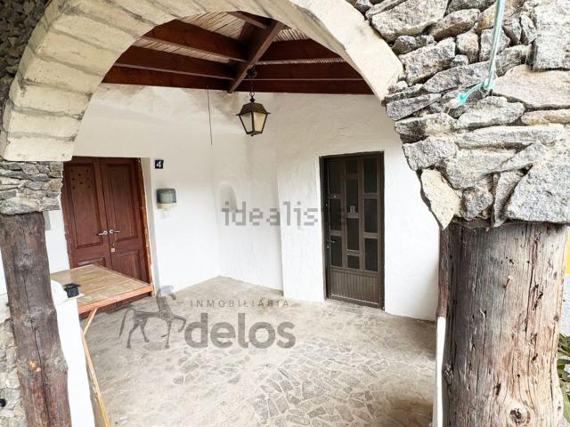 Chalet, Moya