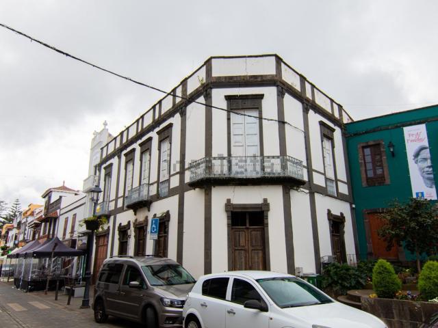 Chalet, Moya
