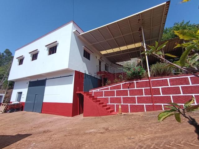 Chalet, Moya