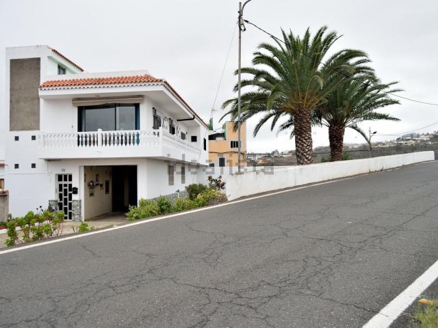Chalet, Moya