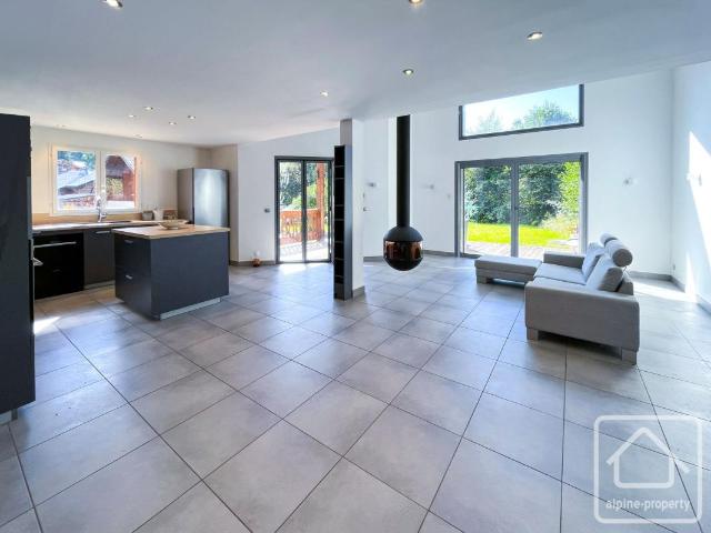 Chalet moderne 3 chambres, salle de jeu, 2 salles de douche, double abri voiture, jacuzzi et jardin