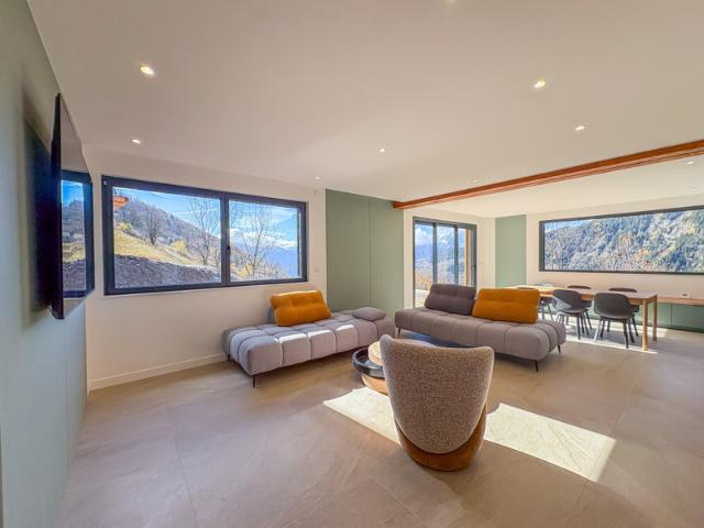 chalet moderne offrant une vue panoramique sur la vallée de