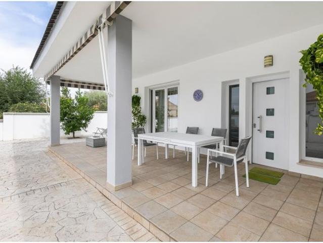 Chalet Moderno y Acogedor con Piscina en una Sola Planta ?