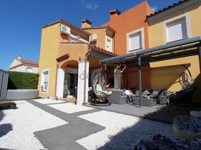 Chalet, Mont Roig del Camp