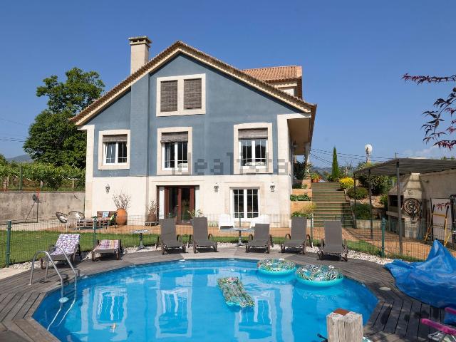Chalet, Mos