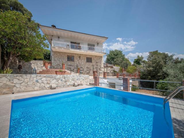 Chalet, Mediona