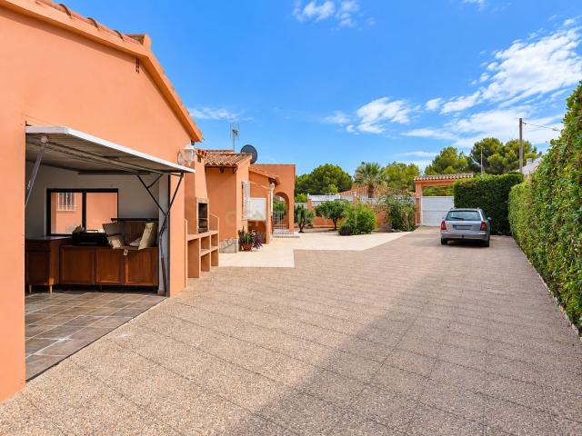 Chalet mediterráneo con piscina privada y parcela de 800 m² en Alfaz del Pi