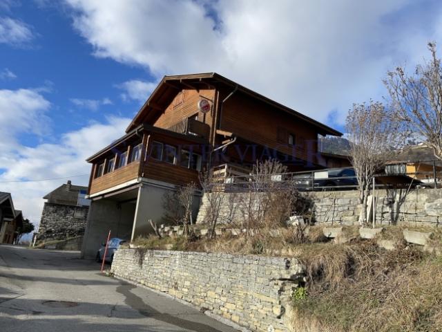 Chalet mit Blick über das Tal zum Verkauf mit Vorkaufrecht