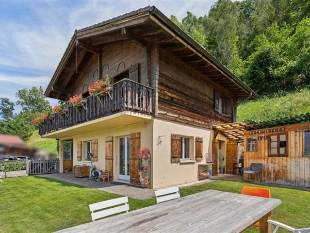 Chalet mit großen Grundstücken, Blick auf die Alpen und absoluter Ruhe