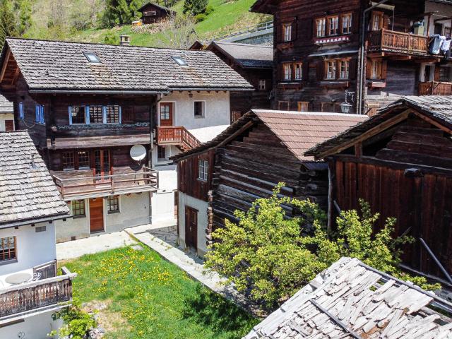 Chalet mit zwei unabhängigen Duplexwohnungen mit ausbaubarer Scheune