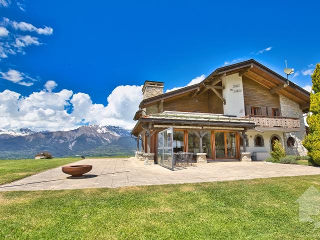Chalet mit 2 Wohnungen auf einem großen Grundstück, außergewöhnliche Lage!