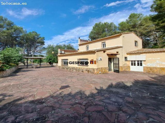 CHALET SOBRE PARCELA URBANA CON PISCINA