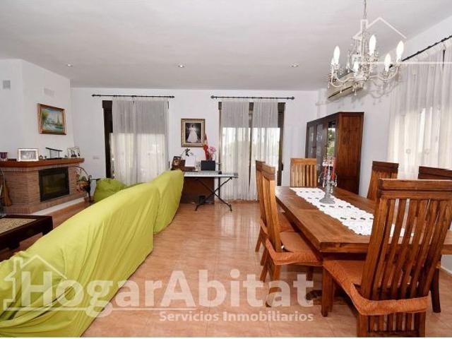 CHALET SEMINUEVO CON GARAJE, PISCINA Y AMPLIA PARCELA