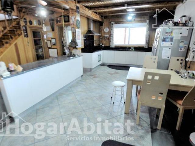 CHALET SEMINUEVO CON GARAJE, TERRAZA Y BARBCOA
