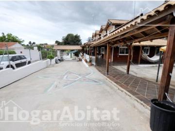 CHALET SEMINUEVO CON GARAJE, TERRAZA Y BARBCOA