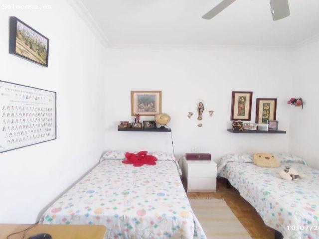 Chalet señorial con amplios espacios y jardín en un entorno tranquilo