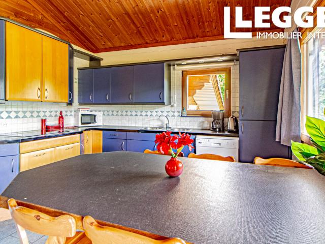 Chalet spacieux avec grande terrasse, jardin privé et excellents équipements