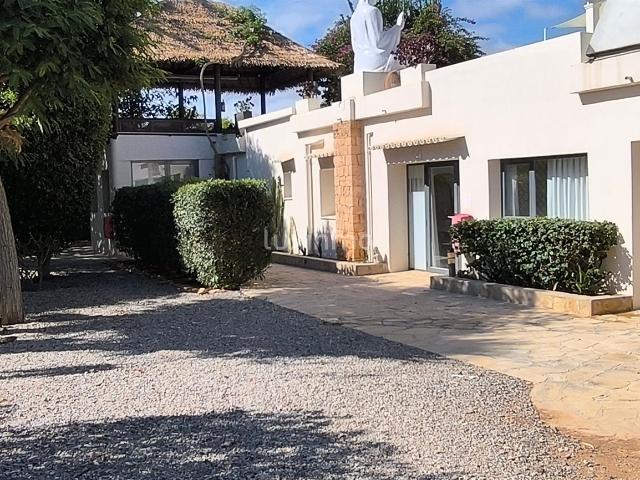 Chalet para renovar con fabulosas vistas al mar en Cap Marti. 480m² Santa