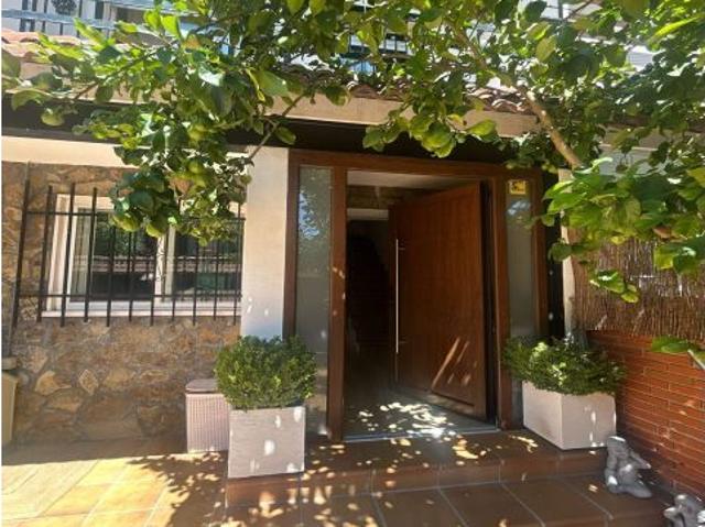 CHALET PAREADO